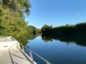 BATEAU - Jolie pénichette sur région touristique.